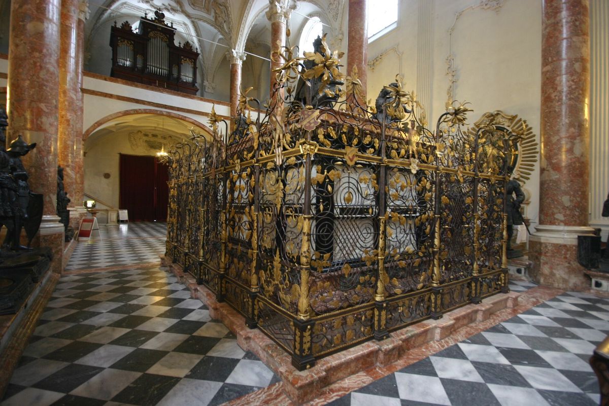 Hofkirche mit den Schwarzen Mandern