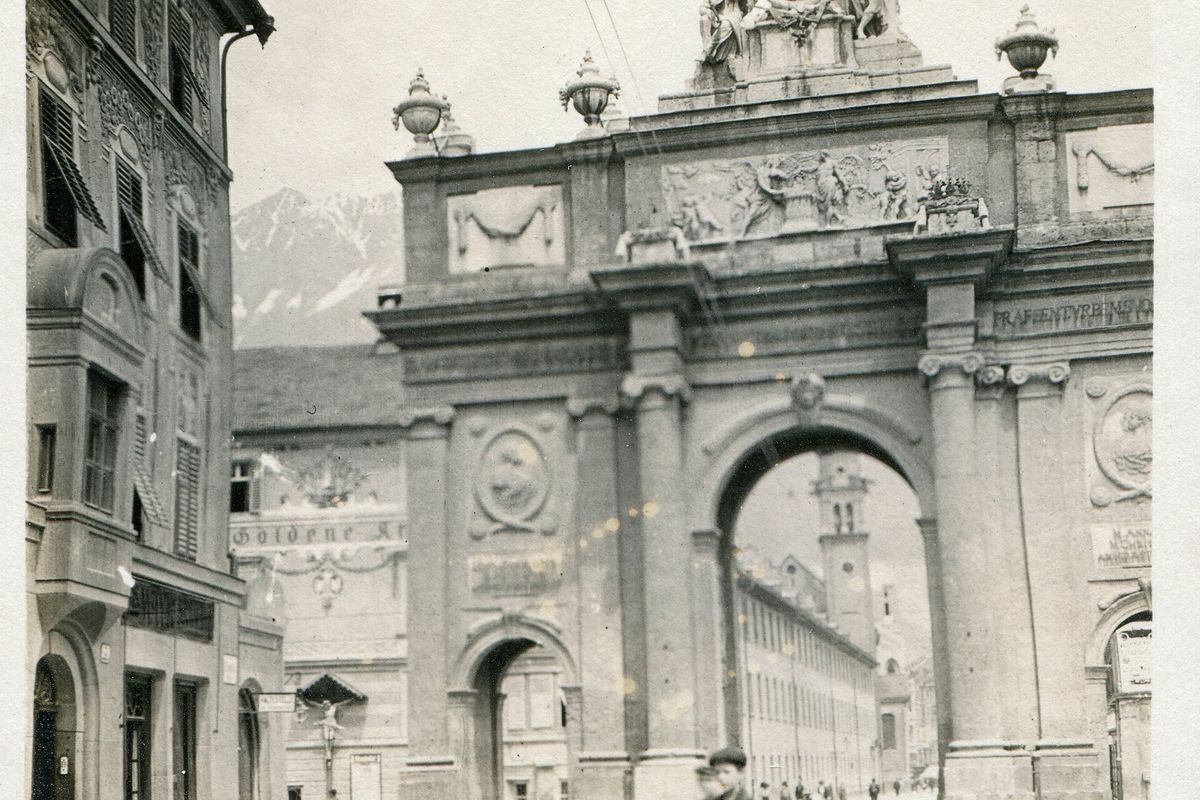 Maria-Theresien-Straße mit der Triumphpforte